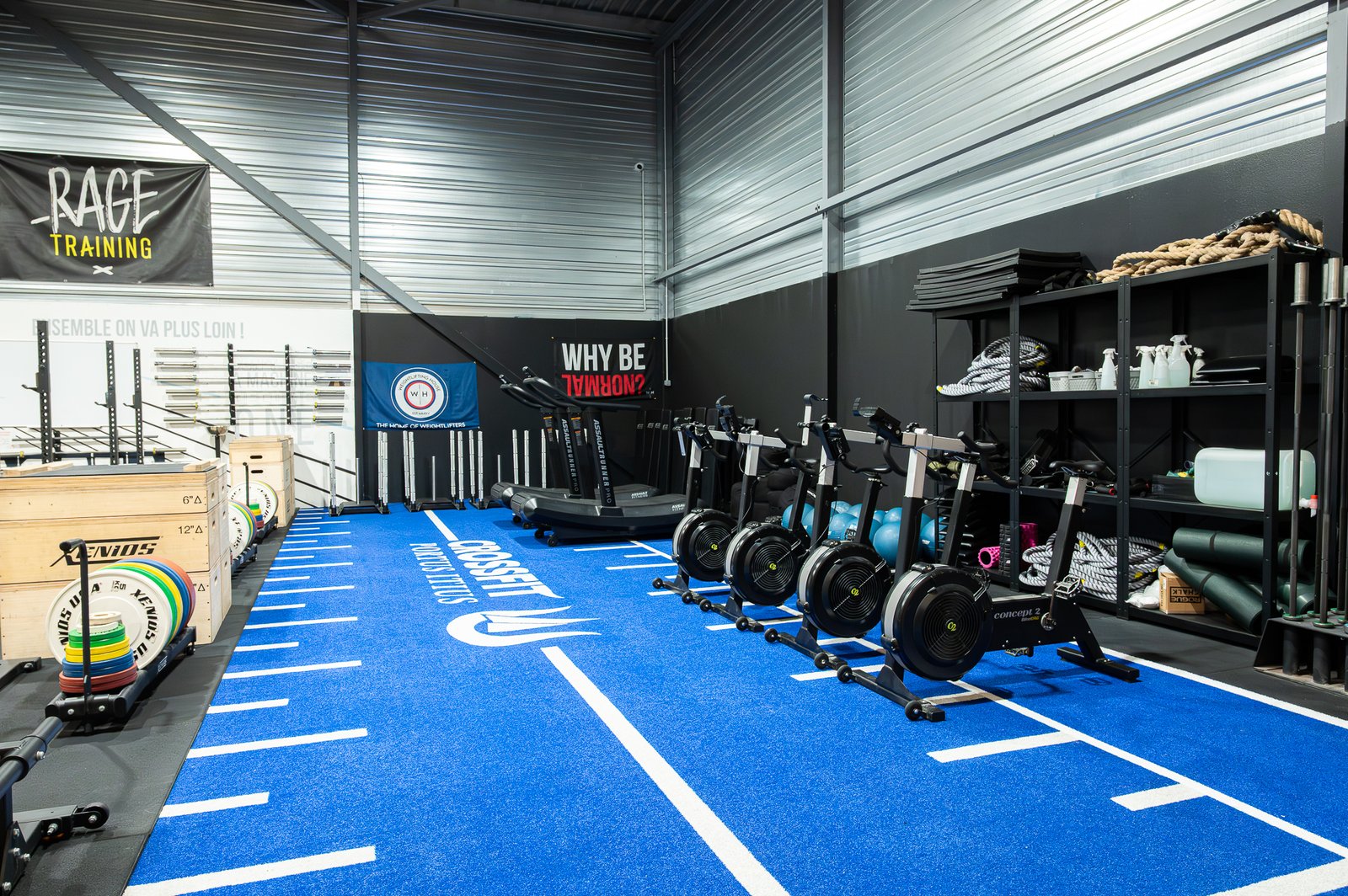 Piste HYROX Portus Itius — sol bleu, AirBikes